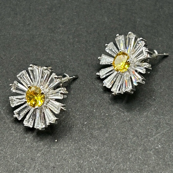 Swarovski Ydillia Stud Earrings, yellow and clear crystal rhodium-plated - Picture 4 of 5